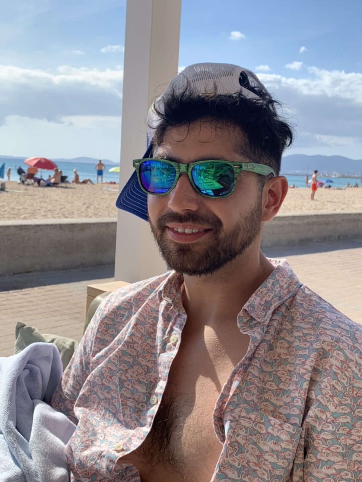 An engineer in sunglasses at the beach in Palma