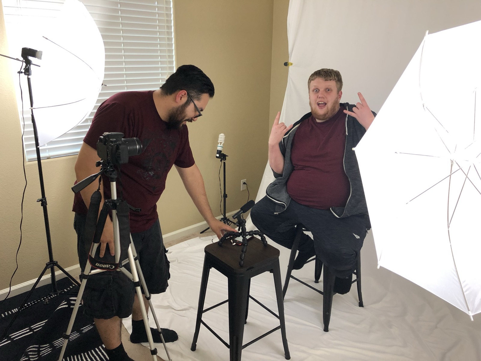 A two-umbrella photo shoot in a living room